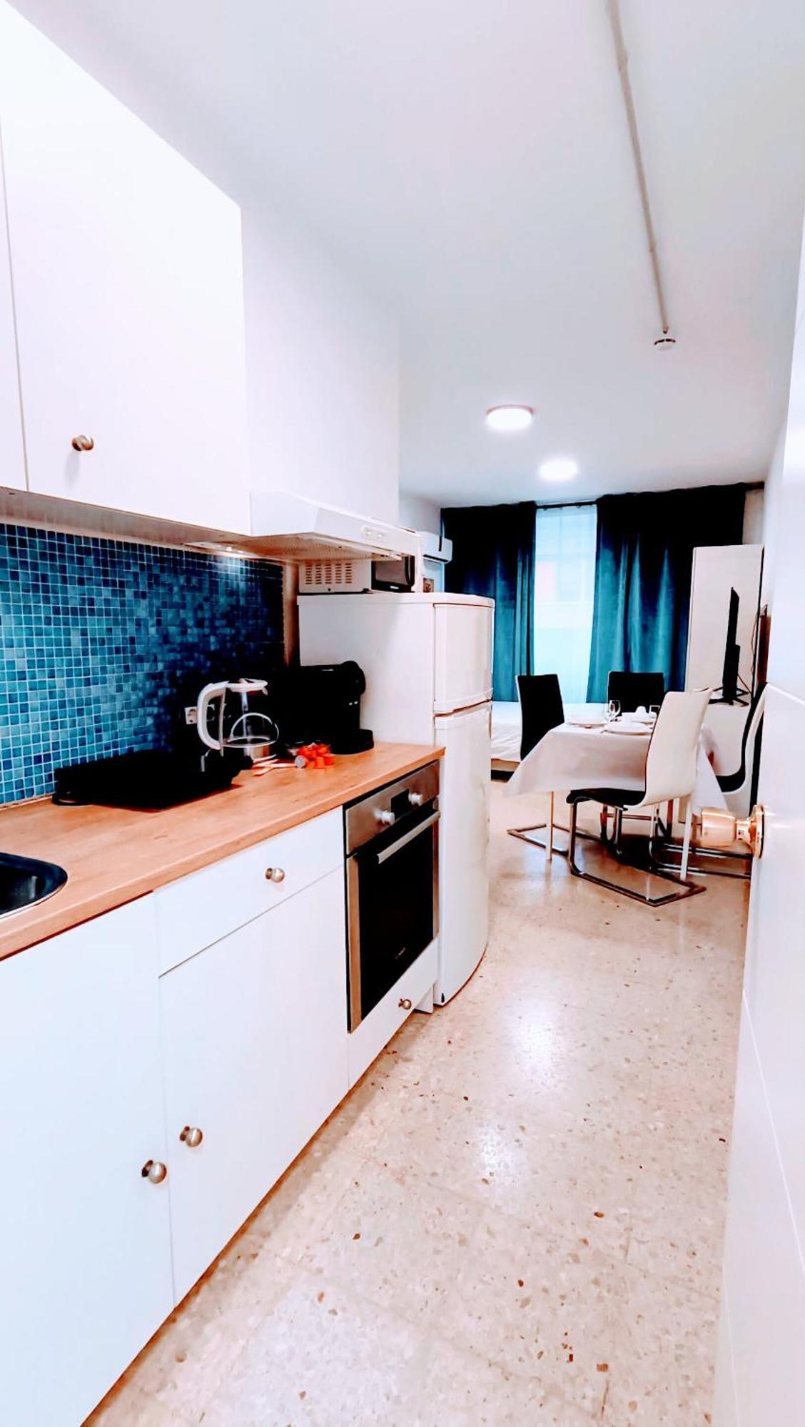 Hostal Estudios บาดาโลนา ภายนอก รูปภาพ