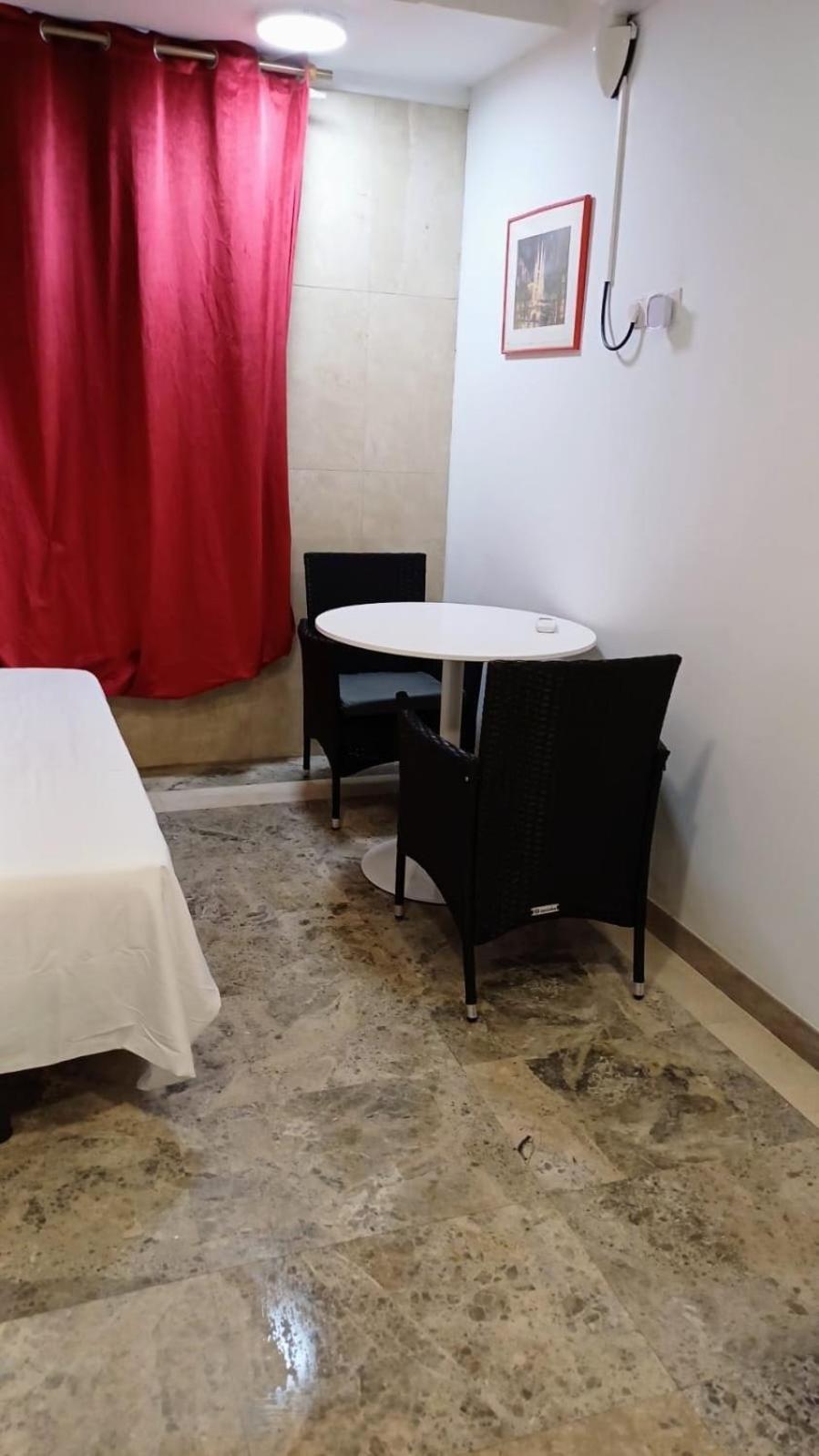 Hostal Estudios บาดาโลนา ภายนอก รูปภาพ