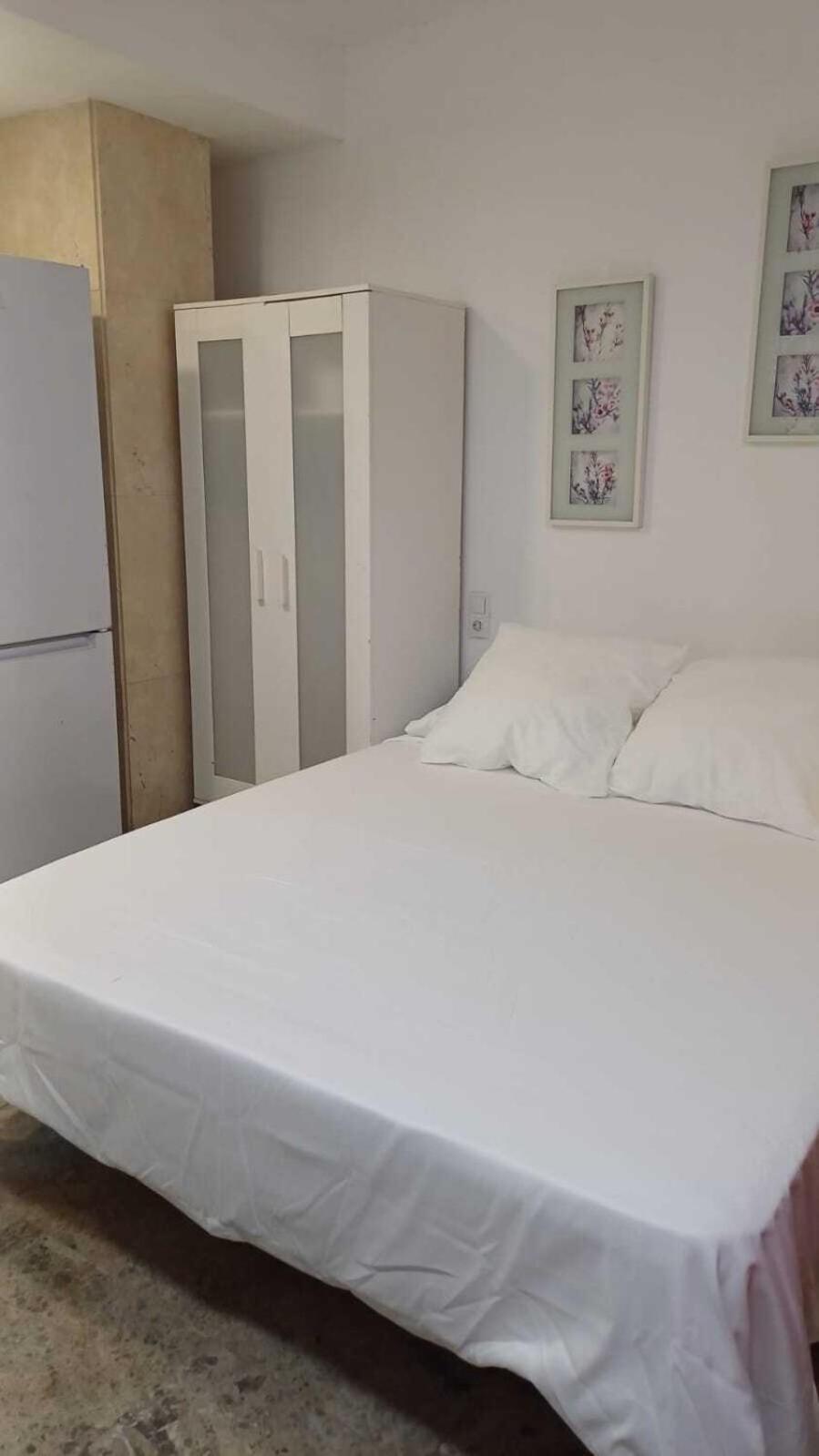 Hostal Estudios บาดาโลนา ภายนอก รูปภาพ
